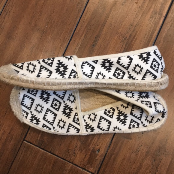 Women’s size 8 geometric patterned espadrille - Picture 4 of 5